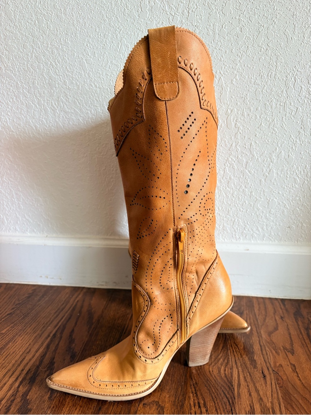 BCBG Niche Leather Western Heeled Perforated Boots Y2k Brown Tan Leather 7.5 - Picture 5 of 16